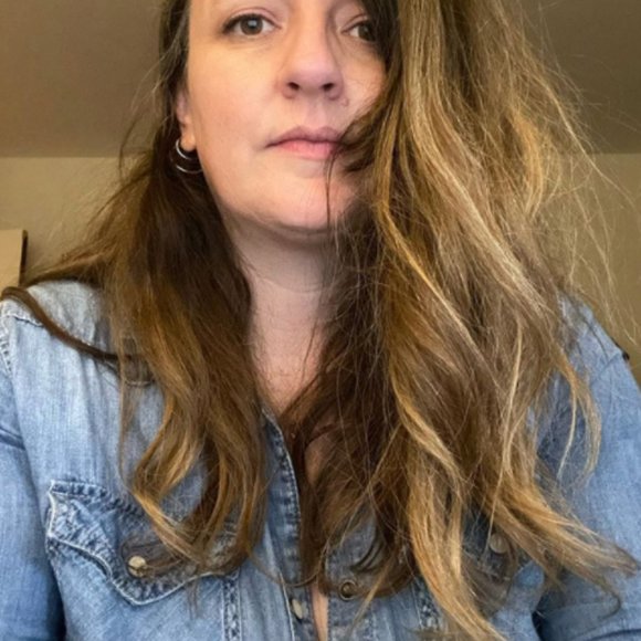 Hello. I'm Winnie. - Picture 1 of 1